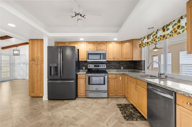 7700 NW 11th Place, Plantation, FL 33322