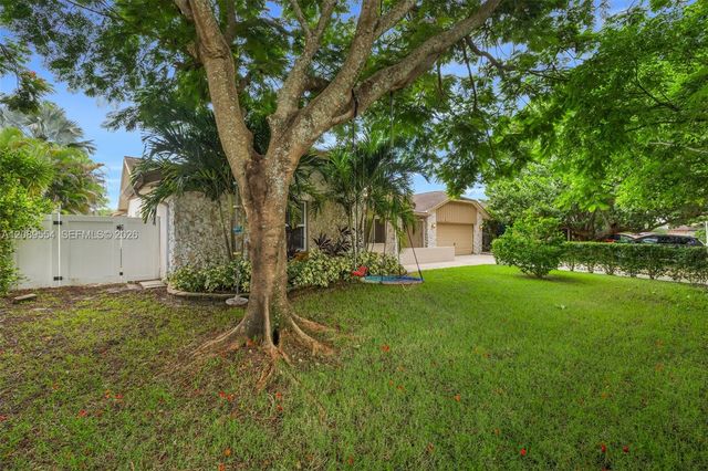 7700 NW 11th Place, Plantation, FL 33322