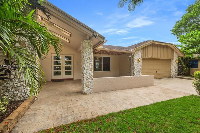 7700 NW 11th Place, Plantation, FL 33322