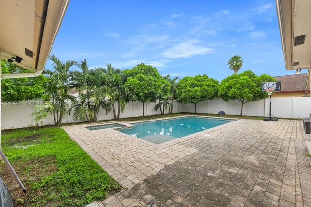 7700 NW 11th Place, Plantation, FL 33322