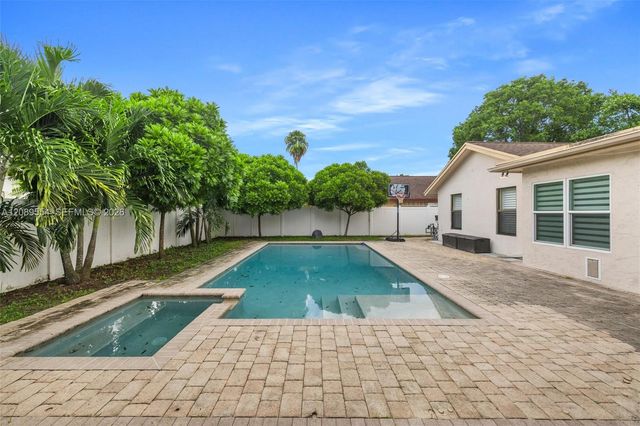 7700 NW 11th Place, Plantation, FL 33322