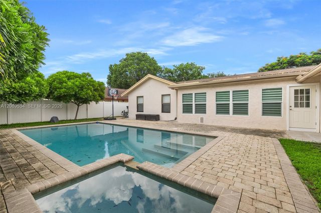 7700 NW 11th Place, Plantation, FL 33322