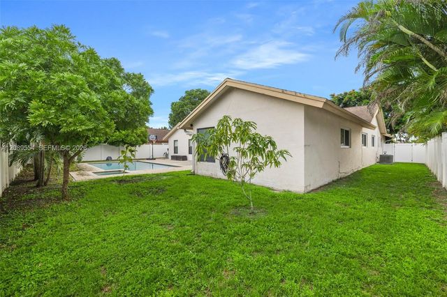 7700 NW 11th Place, Plantation, FL 33322