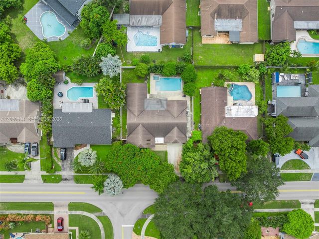 7700 NW 11th Place, Plantation, FL 33322