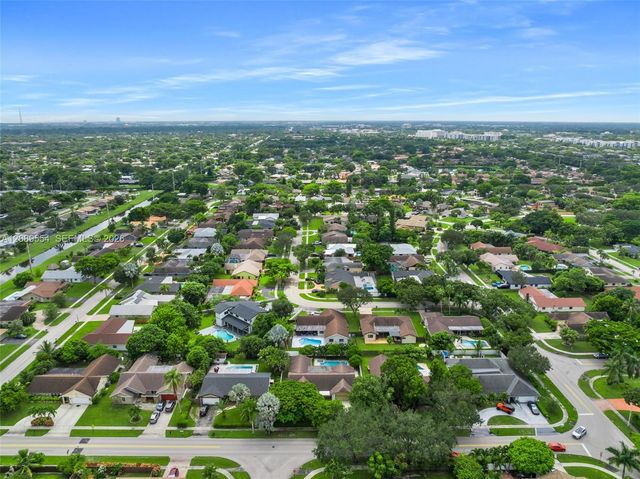 7700 NW 11th Place, Plantation, FL 33322
