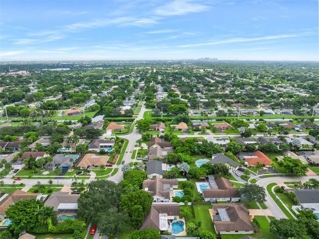7700 NW 11th Place, Plantation, FL 33322