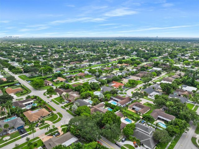 7700 NW 11th Place, Plantation, FL 33322