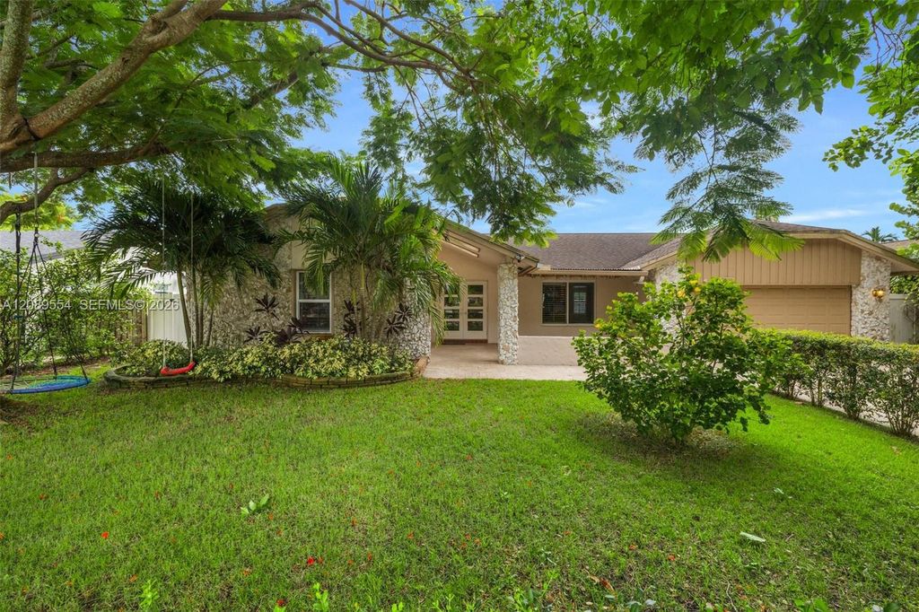 7700 NW 11th Place, Plantation, FL 33322