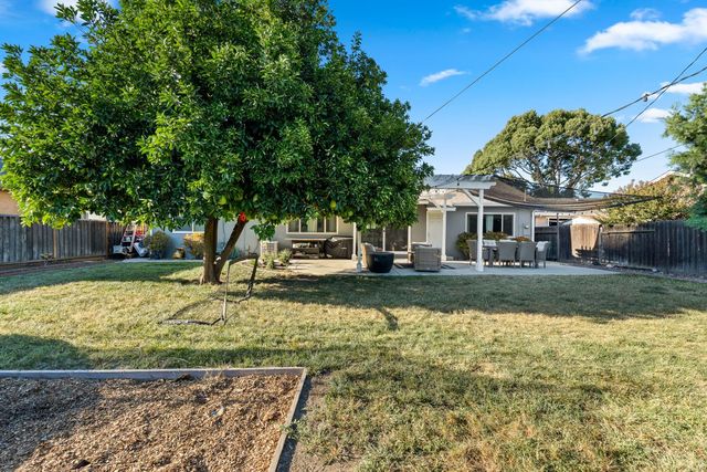2948 Del Rio Dr, Stockton, CA 95204