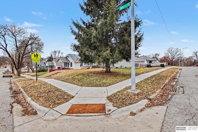 1702 S 49th Street, Omaha, NE 68106