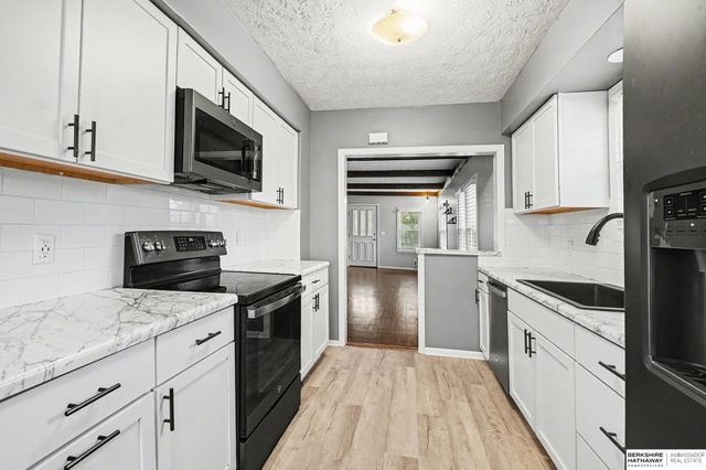 1702 S 49th Street, Omaha, NE 68106