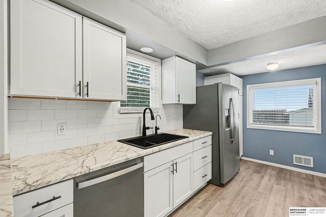 1702 S 49th Street, Omaha, NE 68106