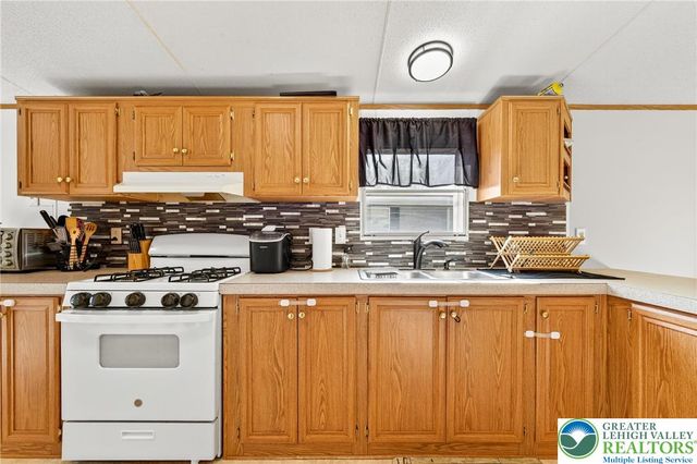 196 Fawn Meadow Court, East Allen Twp, PA 18014