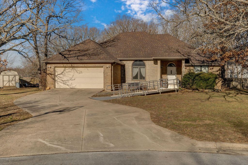 1385 Cherokee Court, Marshfield, MO 65706