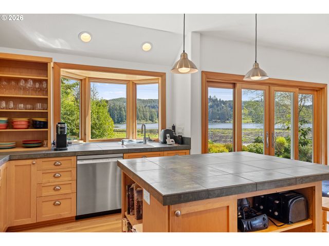 83416 PARKWAY Dr, Florence, OR 97439