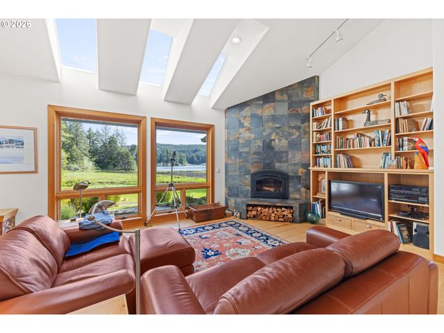 83416 PARKWAY Dr, Florence, OR 97439