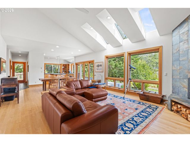 83416 PARKWAY Dr, Florence, OR 97439