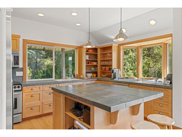 83416 PARKWAY Dr, Florence, OR 97439