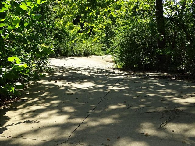 15915 Eisenhower Road, Leavenworth, KS 66048