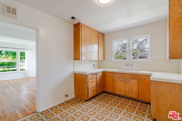 4950 Newcastle Avenue, Encino (los Angeles), CA 91316