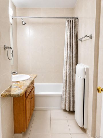 98-25 64th Road 1H, Rego Park, NY 11374