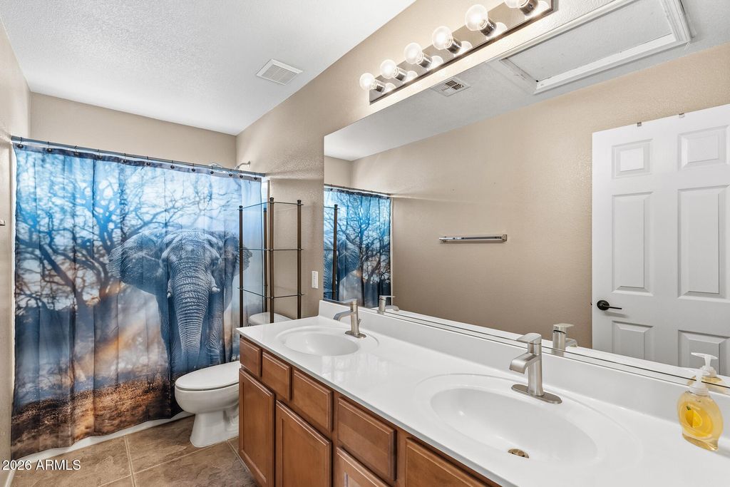 Image 18 of property listing at 25815 N 67TH Drive, Peoria, AZ 85383