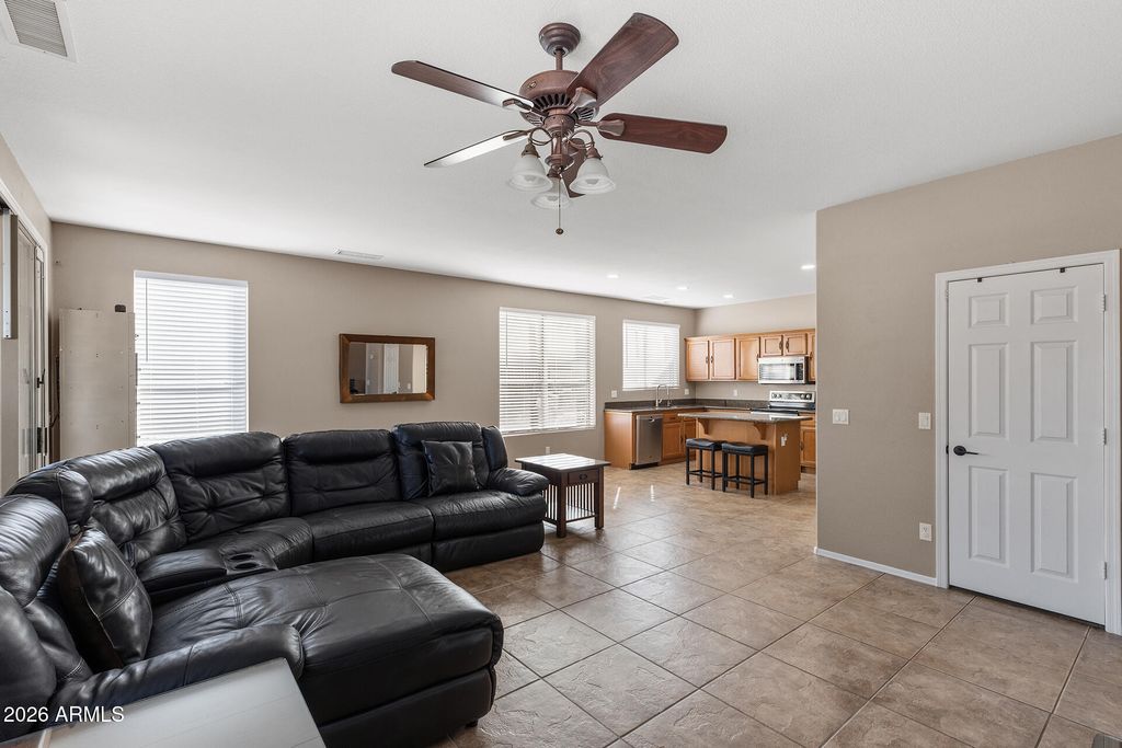 Image 9 of property listing at 25815 N 67TH Drive, Peoria, AZ 85383