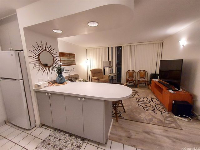 1687 Pensacola Street 405, Honolulu, HI 96822