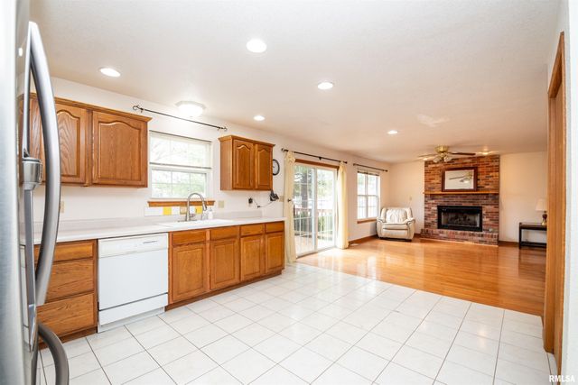 1 PLYMOUTH Court, Washington, IL 61571