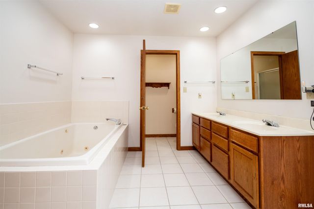 1 PLYMOUTH Court, Washington, IL 61571