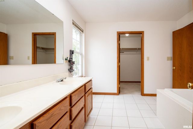 1 PLYMOUTH Court, Washington, IL 61571