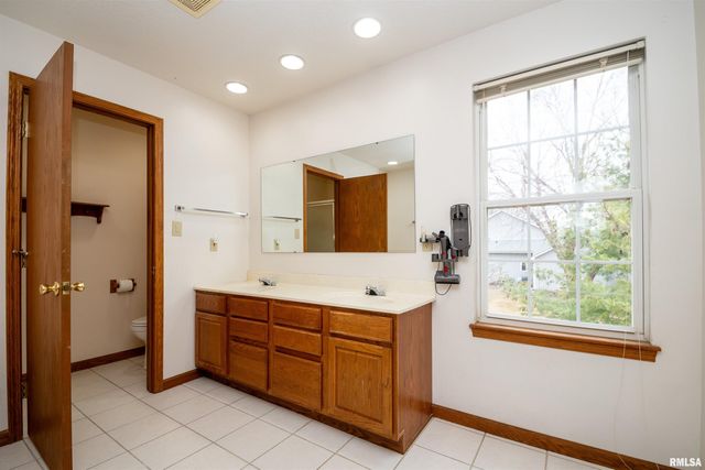 1 PLYMOUTH Court, Washington, IL 61571