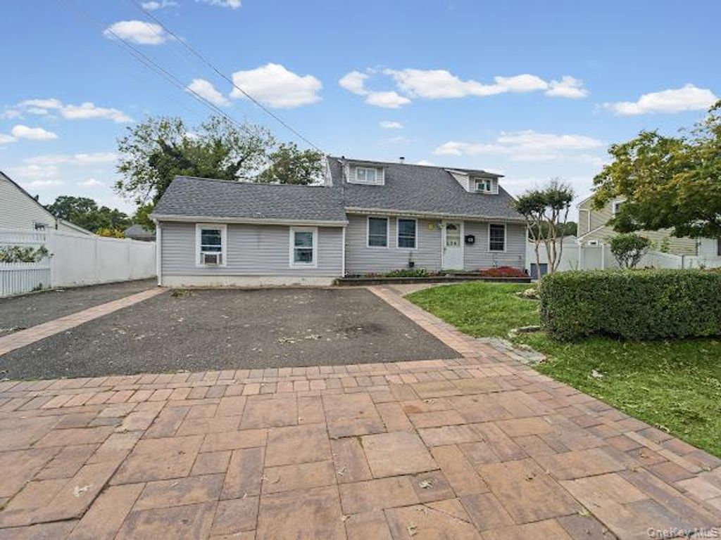 126 Claywood Drive, Brentwood, NY 11717 — photo 2