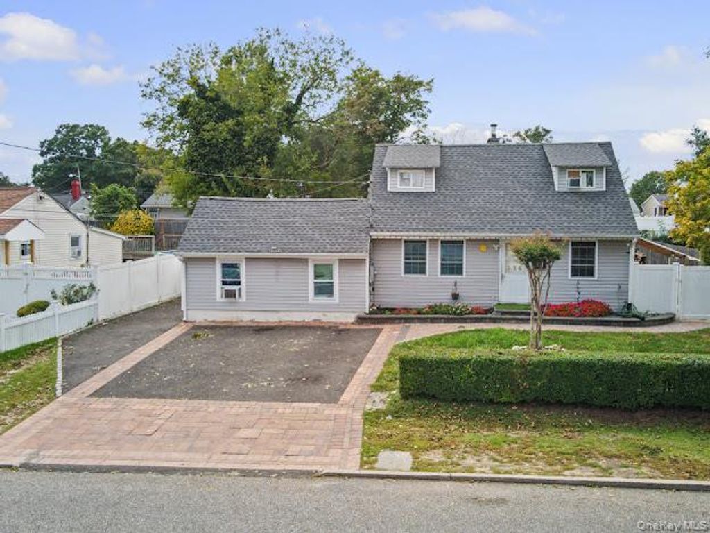 126 Claywood Drive, Brentwood, NY 11717 — photo 3
