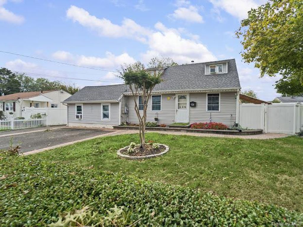 126 Claywood Drive, Brentwood, NY 11717 — photo 4