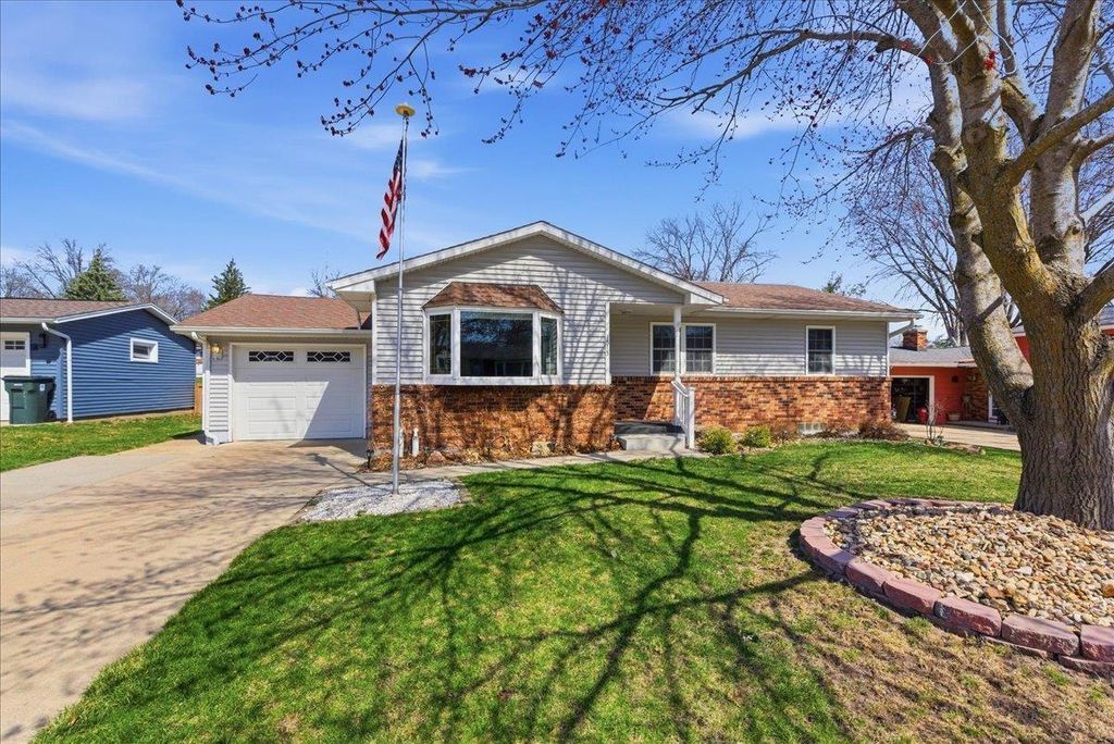 1515 W 5th Street, Cedar Falls, IA 50613