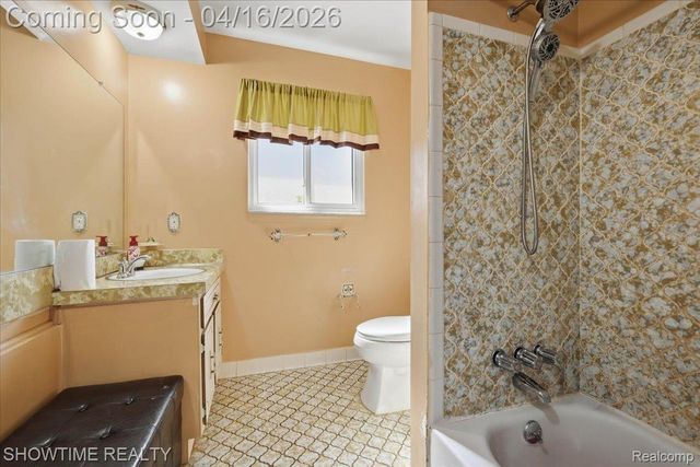 16515 Cederama Drive, Clinton Charter Township, MI 48038