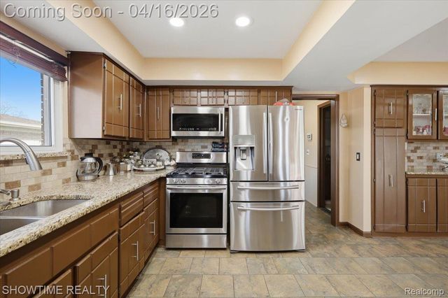 16515 Cederama Drive, Clinton Charter Township, MI 48038