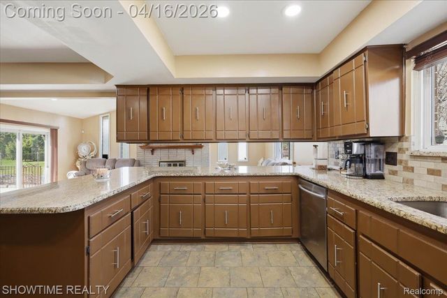 16515 Cederama Drive, Clinton Charter Township, MI 48038