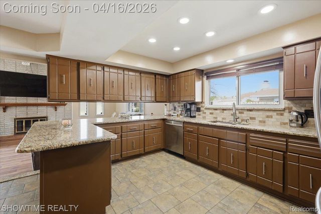 16515 Cederama Drive, Clinton Charter Township, MI 48038