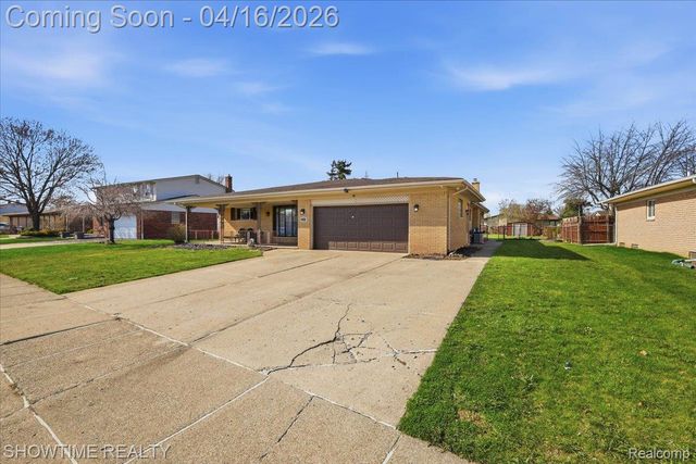 16515 Cederama Drive, Clinton Charter Township, MI 48038