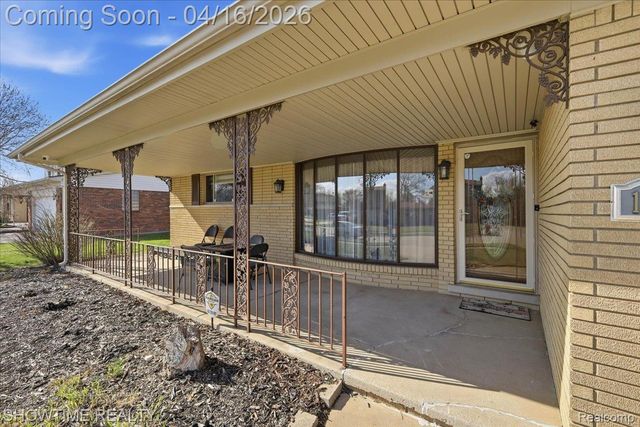 16515 Cederama Drive, Clinton Charter Township, MI 48038