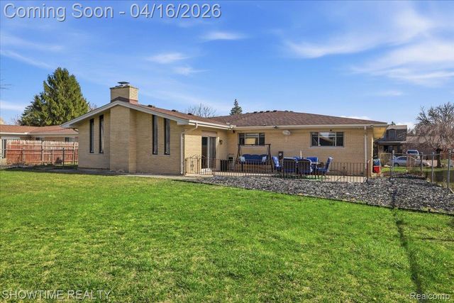 16515 Cederama Drive, Clinton Charter Township, MI 48038