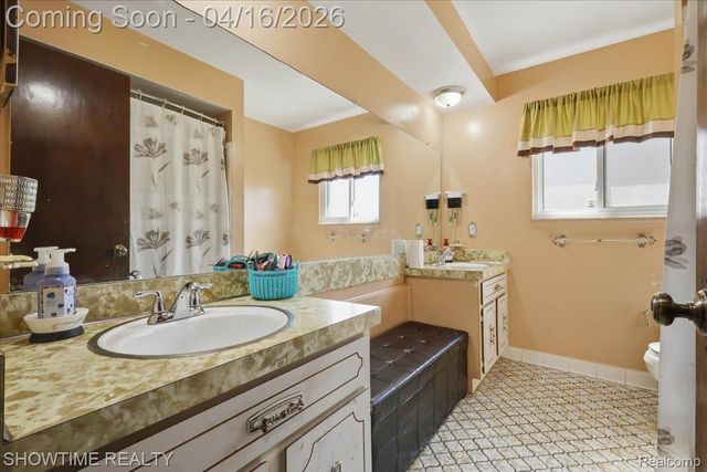 16515 Cederama Drive, Clinton Charter Township, MI 48038