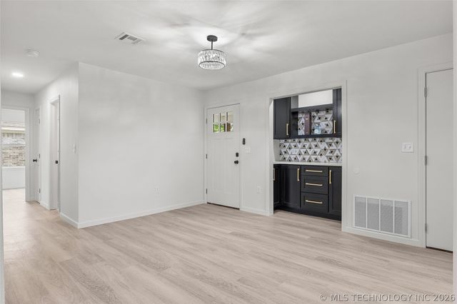 527 S 108th East Avenue, Tulsa, OK 74128