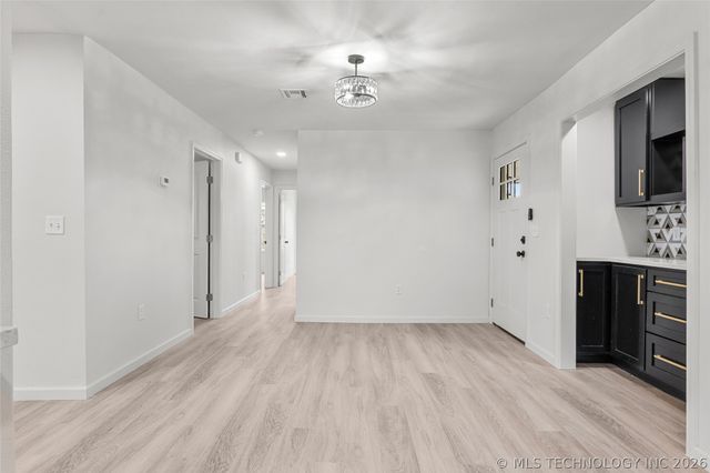 527 S 108th East Avenue, Tulsa, OK 74128