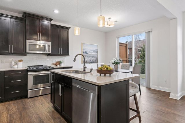 3154 Countryside Avenue B, Woodbury, MN 55129