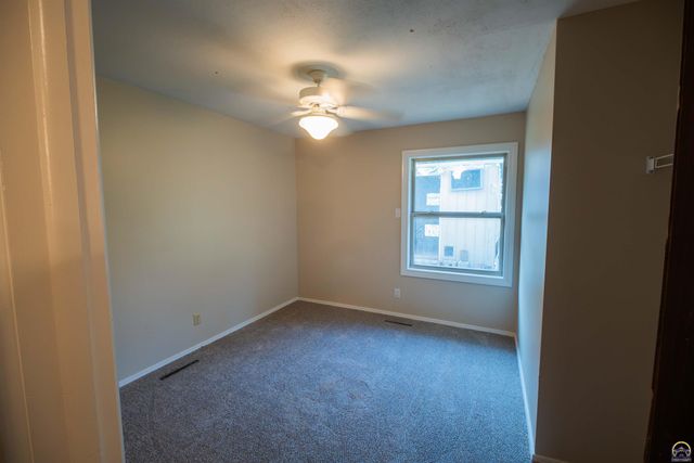 4008 SW 28th ST, Topeka, KS 66614