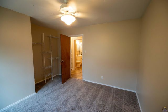 4008 SW 28th ST, Topeka, KS 66614