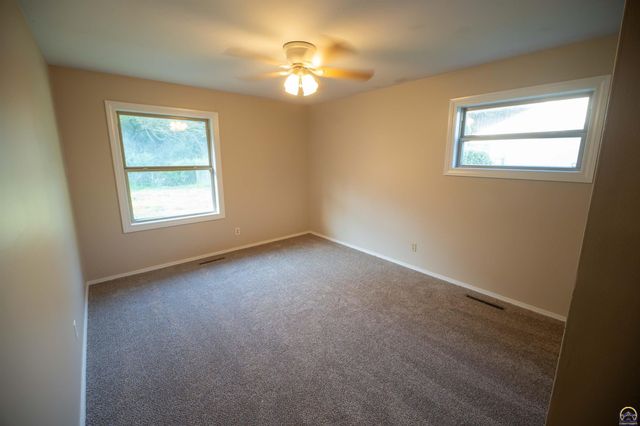 4008 SW 28th ST, Topeka, KS 66614
